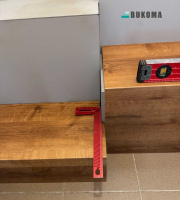  Mlynářské schody s vinylem BUKOMA Dub Rustikální Medový - detail uprostřed schodiště při instalaci